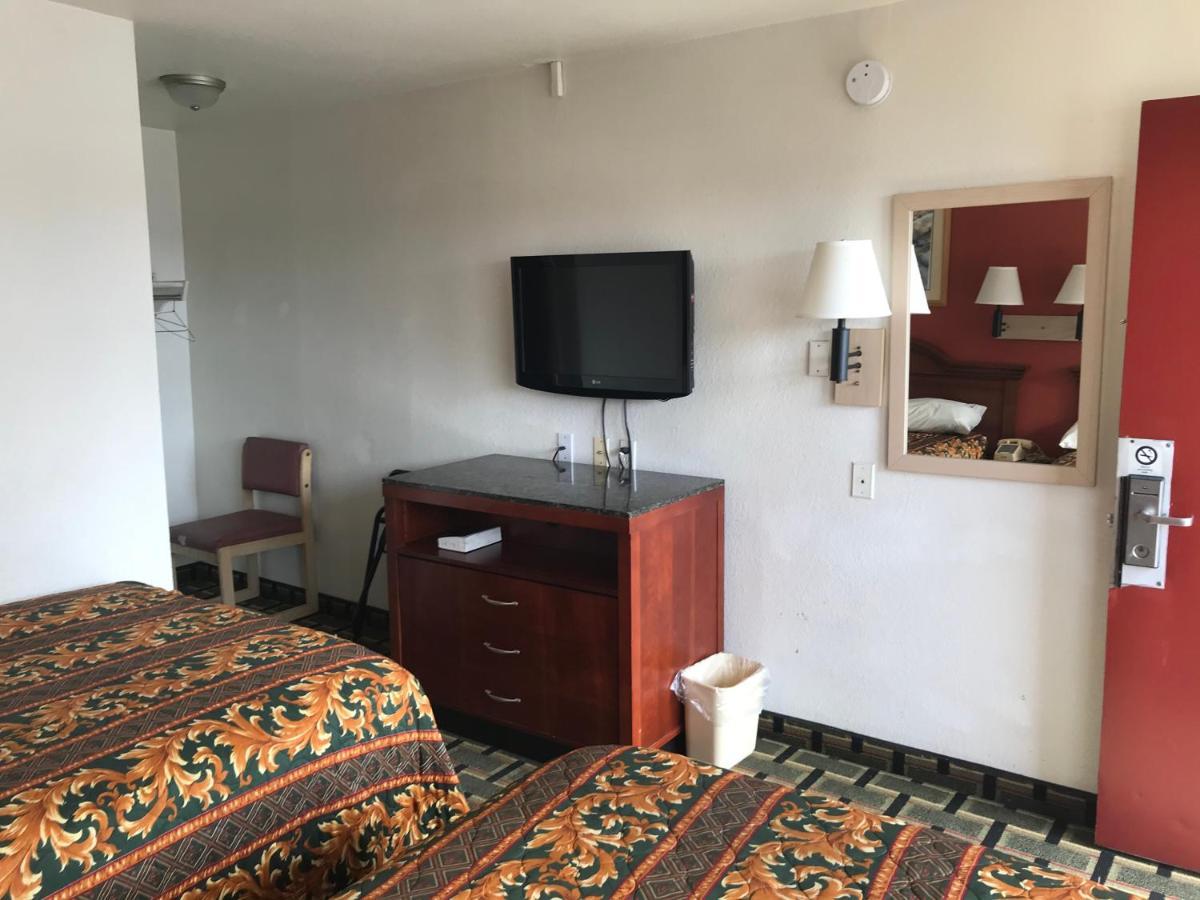 Travel Inn Greensboro Exterior photo